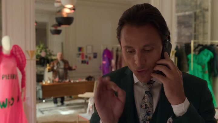 Emily_in_Paris_S02E02_WEBRip_x264-ION10_0542.jpg