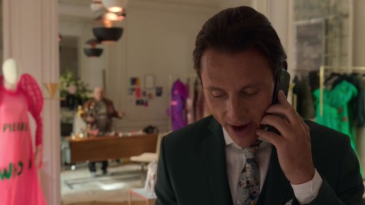 Emily_in_Paris_S02E02_WEBRip_x264-ION10_0544.jpg