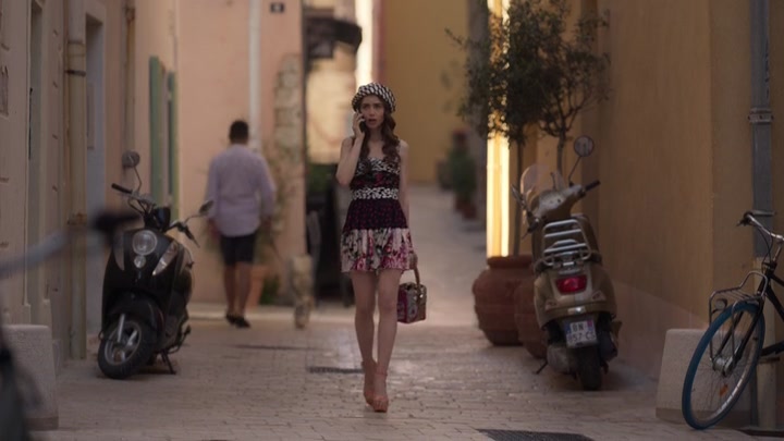 Emily_in_Paris_S02E02_WEBRip_x264-ION10_0554.jpg