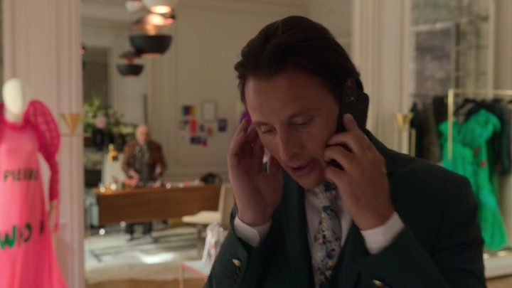 Emily_in_Paris_S02E02_WEBRip_x264-ION10_0557.jpg