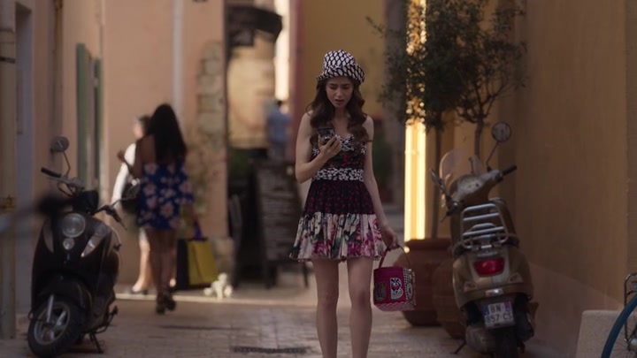 Emily_in_Paris_S02E02_WEBRip_x264-ION10_0559.jpg