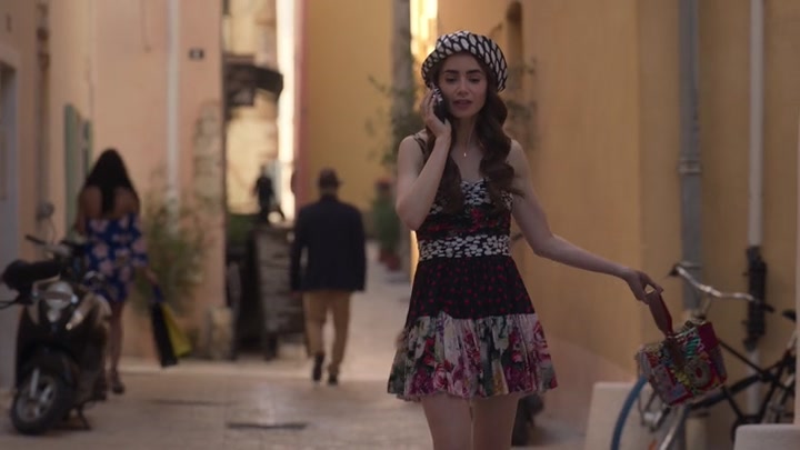 Emily_in_Paris_S02E02_WEBRip_x264-ION10_0575.jpg
