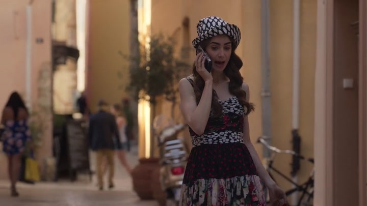 Emily_in_Paris_S02E02_WEBRip_x264-ION10_0579.jpg