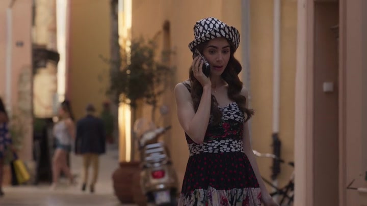 Emily_in_Paris_S02E02_WEBRip_x264-ION10_0580.jpg