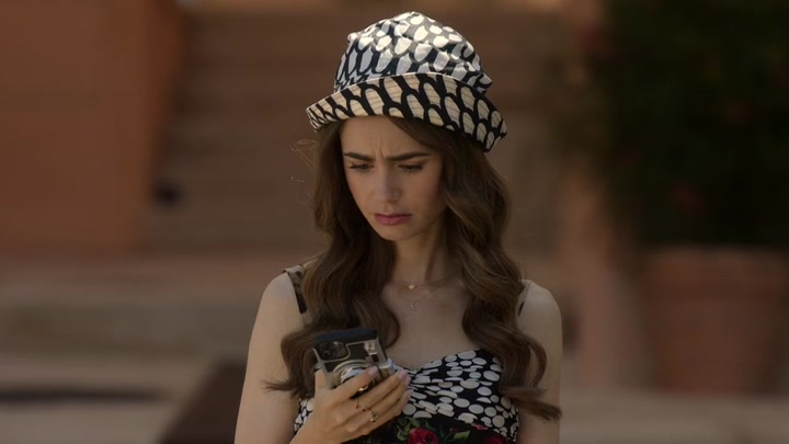 Emily_in_Paris_S02E02_WEBRip_x264-ION10_0613.jpg