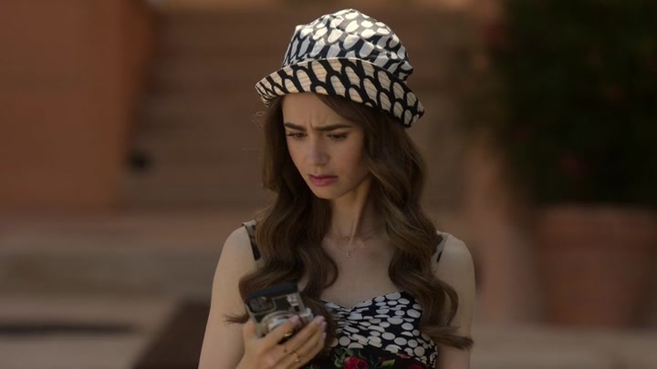 Emily_in_Paris_S02E02_WEBRip_x264-ION10_0614.jpg