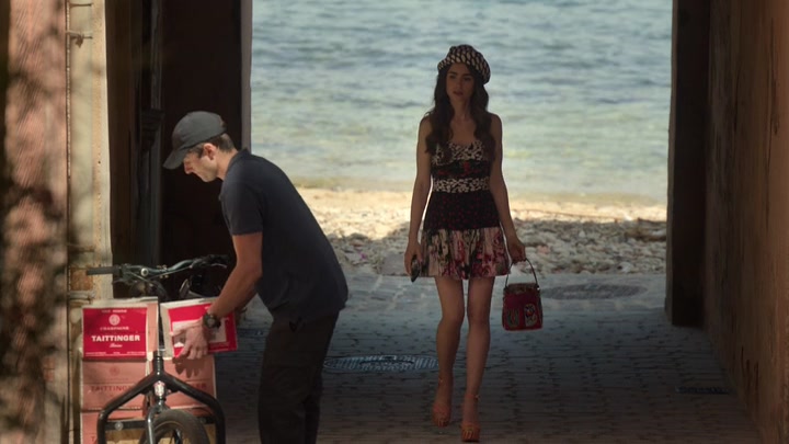 Emily_in_Paris_S02E02_WEBRip_x264-ION10_0624.jpg