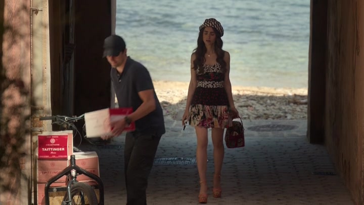 Emily_in_Paris_S02E02_WEBRip_x264-ION10_0625.jpg