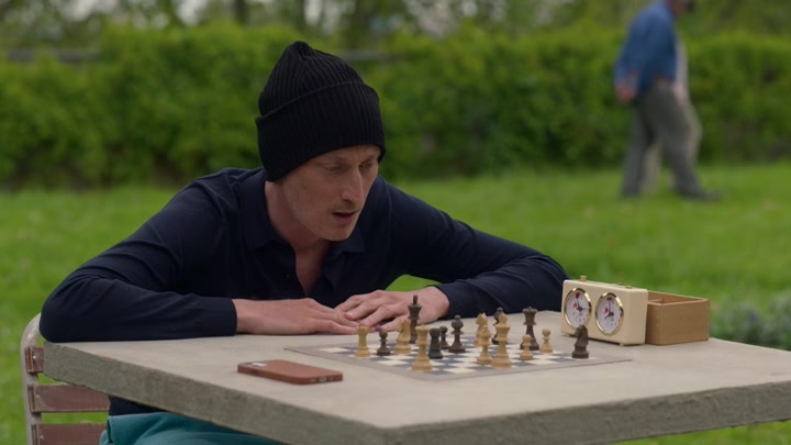 Emily_in_Paris_S02E02_WEBRip_x264-ION10_0638.jpg