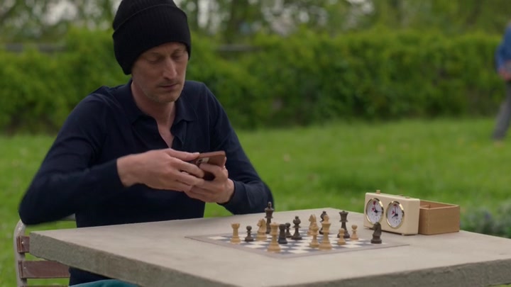 Emily_in_Paris_S02E02_WEBRip_x264-ION10_0641.jpg