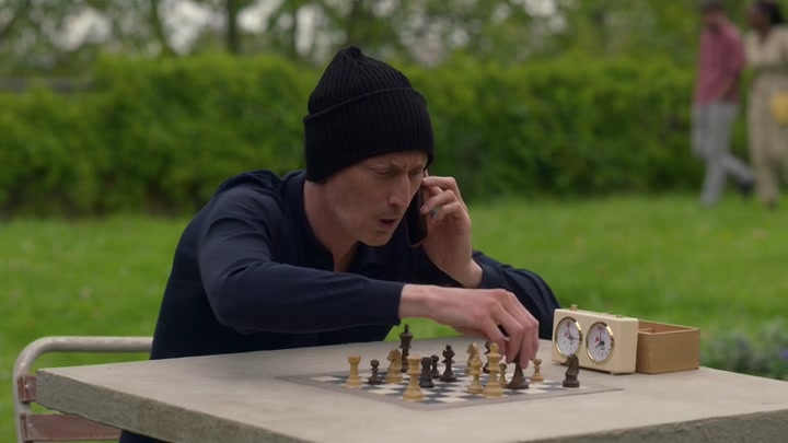 Emily_in_Paris_S02E02_WEBRip_x264-ION10_0672.jpg