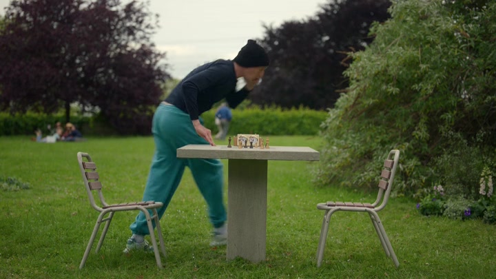 Emily_in_Paris_S02E02_WEBRip_x264-ION10_0677.jpg
