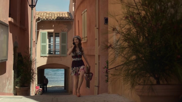 Emily_in_Paris_S02E02_WEBRip_x264-ION10_0692.jpg
