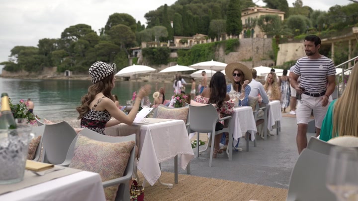 Emily_in_Paris_S02E02_WEBRip_x264-ION10_0718.jpg