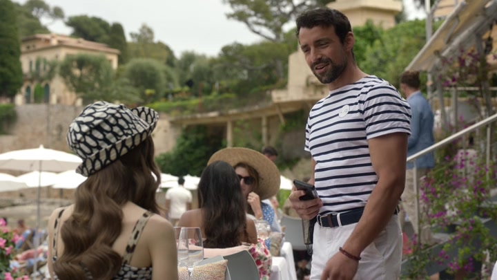 Emily_in_Paris_S02E02_WEBRip_x264-ION10_0725.jpg