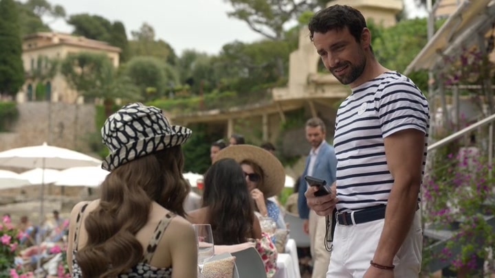 Emily_in_Paris_S02E02_WEBRip_x264-ION10_0730.jpg