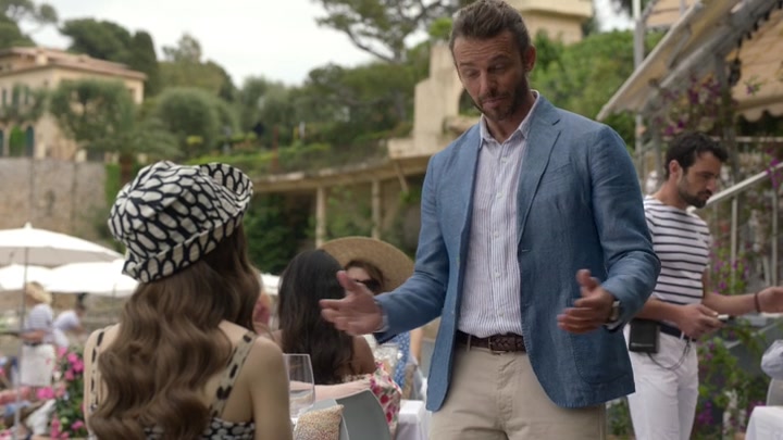 Emily_in_Paris_S02E02_WEBRip_x264-ION10_0740.jpg