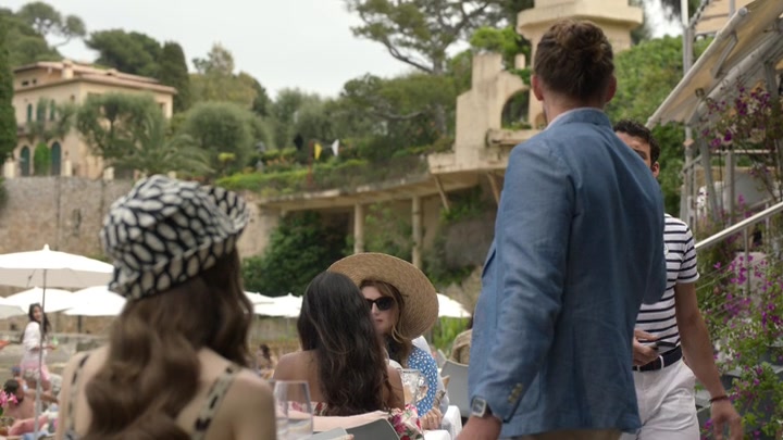 Emily_in_Paris_S02E02_WEBRip_x264-ION10_0765.jpg