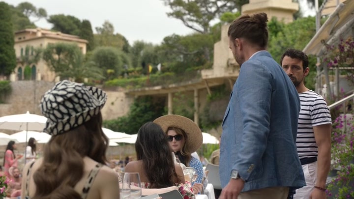 Emily_in_Paris_S02E02_WEBRip_x264-ION10_0767.jpg