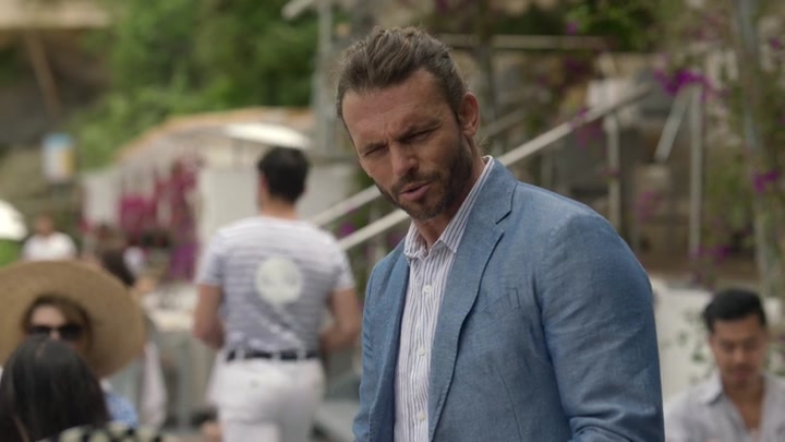 Emily_in_Paris_S02E02_WEBRip_x264-ION10_0771.jpg