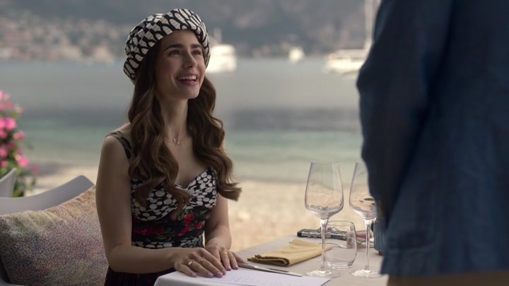 Emily_in_Paris_S02E02_WEBRip_x264-ION10_0777.jpg