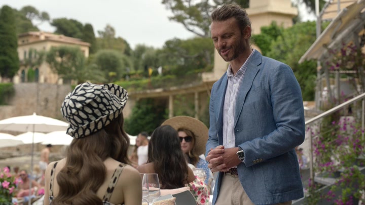 Emily_in_Paris_S02E02_WEBRip_x264-ION10_0782.jpg