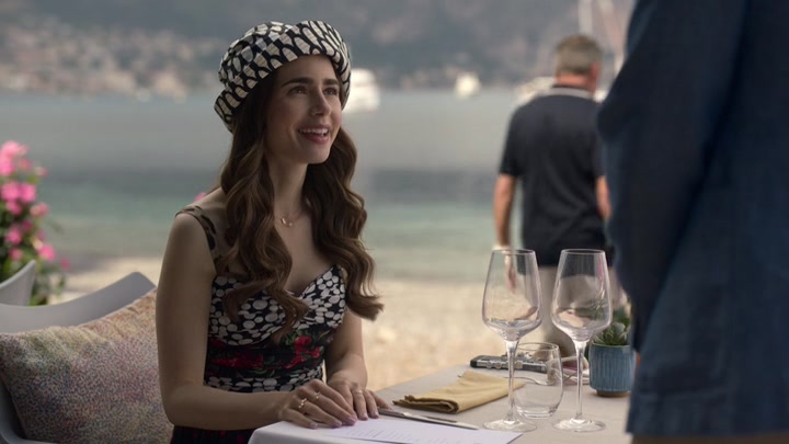 Emily_in_Paris_S02E02_WEBRip_x264-ION10_0787.jpg