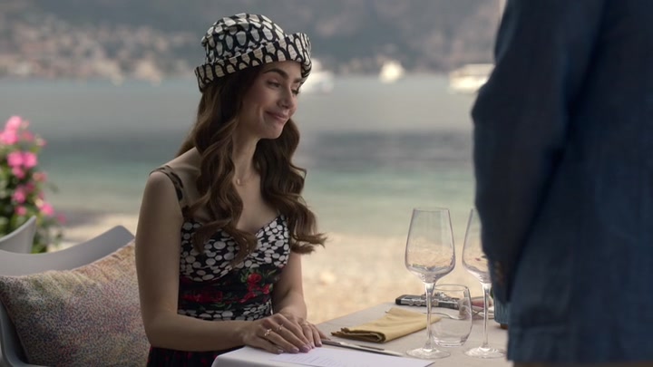 Emily_in_Paris_S02E02_WEBRip_x264-ION10_0800.jpg
