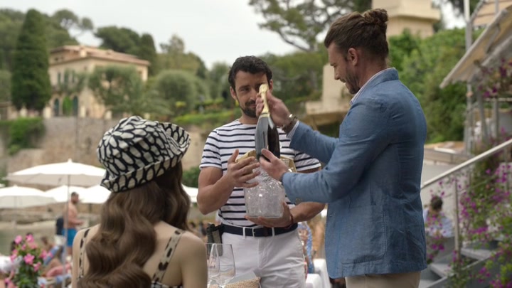 Emily_in_Paris_S02E02_WEBRip_x264-ION10_0823.jpg
