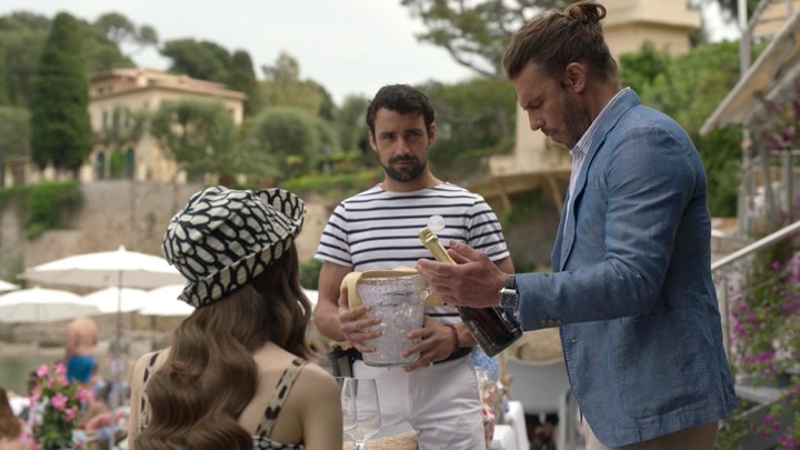 Emily_in_Paris_S02E02_WEBRip_x264-ION10_0835.jpg