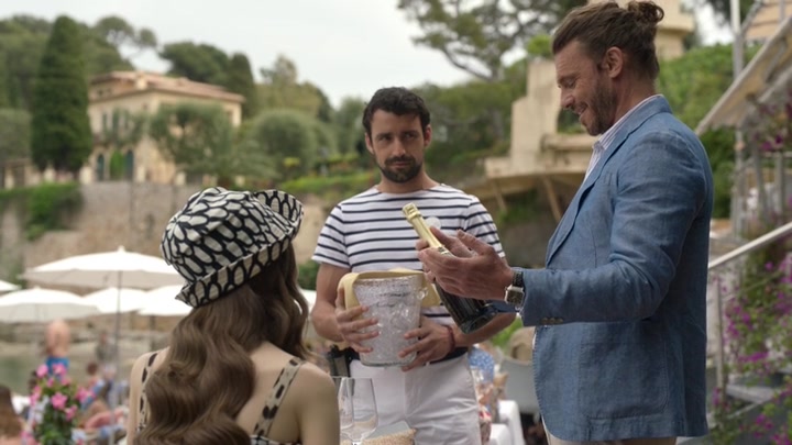 Emily_in_Paris_S02E02_WEBRip_x264-ION10_0837.jpg