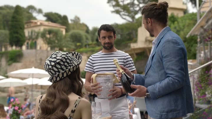 Emily_in_Paris_S02E02_WEBRip_x264-ION10_0838.jpg