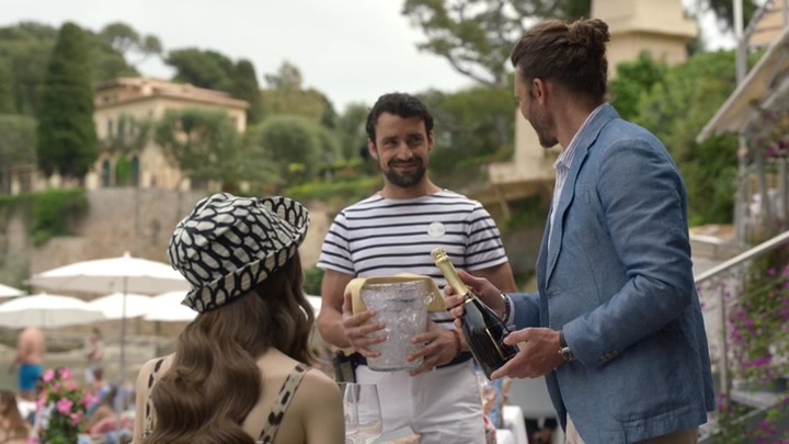 Emily_in_Paris_S02E02_WEBRip_x264-ION10_0839.jpg