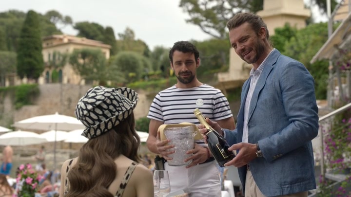 Emily_in_Paris_S02E02_WEBRip_x264-ION10_0840.jpg