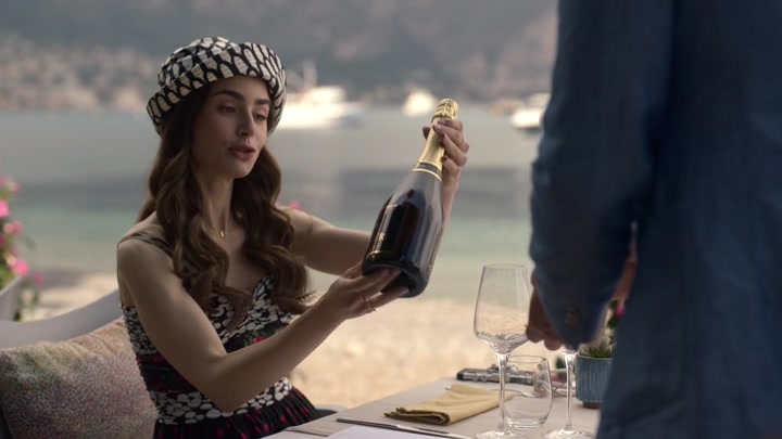 Emily_in_Paris_S02E02_WEBRip_x264-ION10_0844.jpg