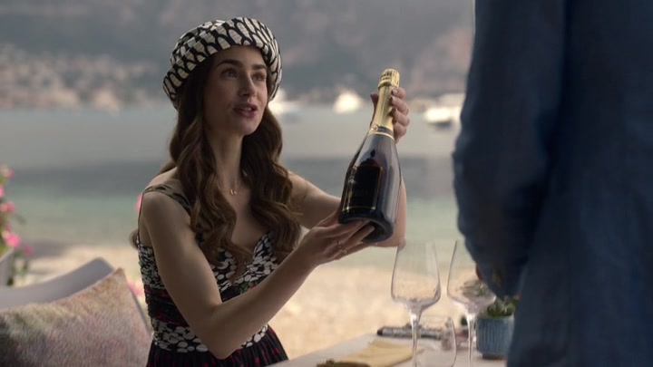 Emily_in_Paris_S02E02_WEBRip_x264-ION10_0845.jpg