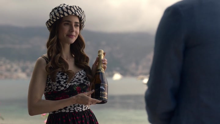 Emily_in_Paris_S02E02_WEBRip_x264-ION10_0850.jpg