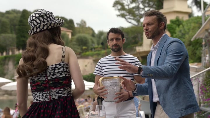 Emily_in_Paris_S02E02_WEBRip_x264-ION10_0853.jpg