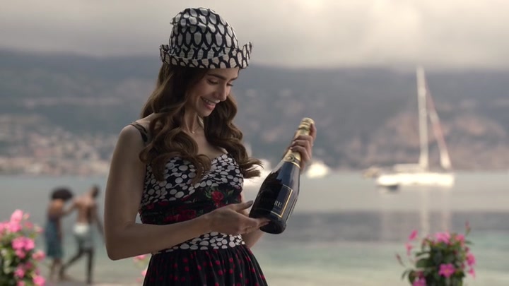 Emily_in_Paris_S02E02_WEBRip_x264-ION10_0858.jpg
