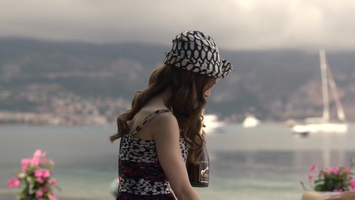 Emily_in_Paris_S02E02_WEBRip_x264-ION10_0864.jpg