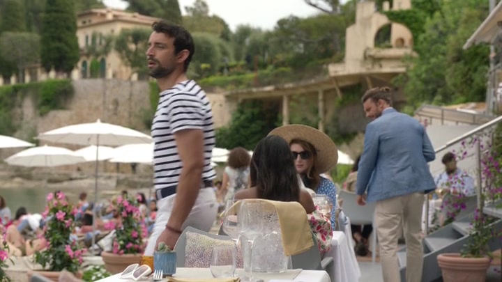 Emily_in_Paris_S02E02_WEBRip_x264-ION10_0868.jpg