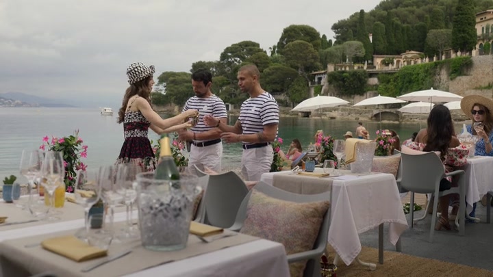 Emily_in_Paris_S02E02_WEBRip_x264-ION10_0874.jpg