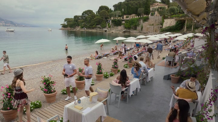 Emily_in_Paris_S02E02_WEBRip_x264-ION10_0883.jpg