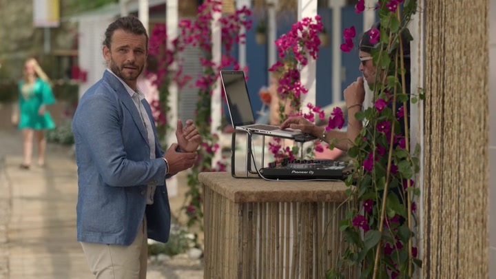 Emily_in_Paris_S02E02_WEBRip_x264-ION10_0890.jpg