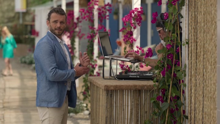 Emily_in_Paris_S02E02_WEBRip_x264-ION10_0891.jpg