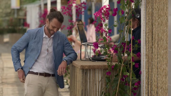 Emily_in_Paris_S02E02_WEBRip_x264-ION10_0897.jpg