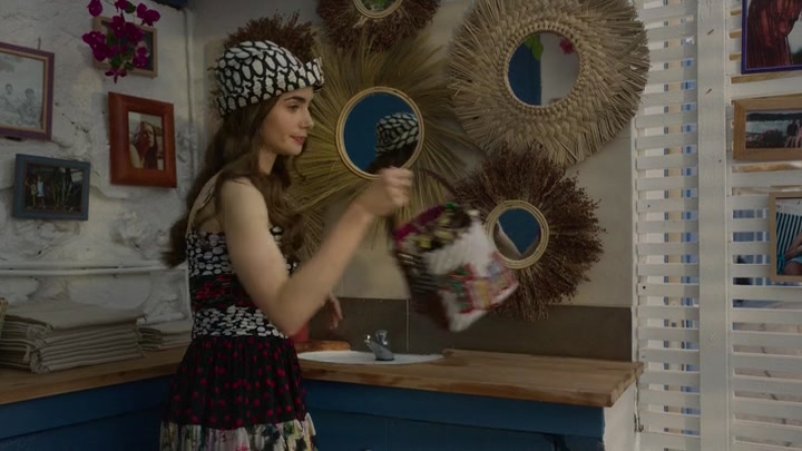 Emily_in_Paris_S02E02_WEBRip_x264-ION10_0900.jpg