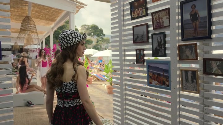 Emily_in_Paris_S02E02_WEBRip_x264-ION10_0907.jpg