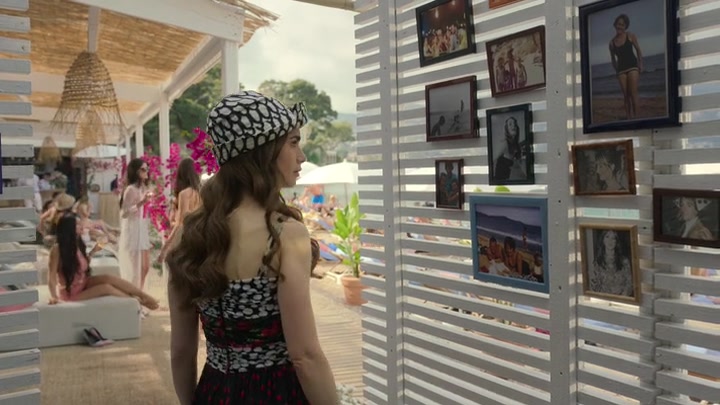 Emily_in_Paris_S02E02_WEBRip_x264-ION10_0908.jpg