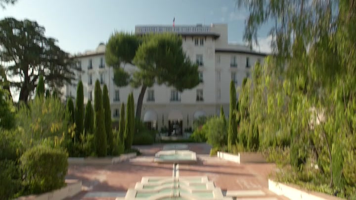 Emily_in_Paris_S02E02_WEBRip_x264-ION10_0928.jpg